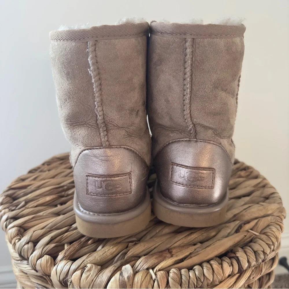 UGG Girls Classic Metallic Boot Size 1